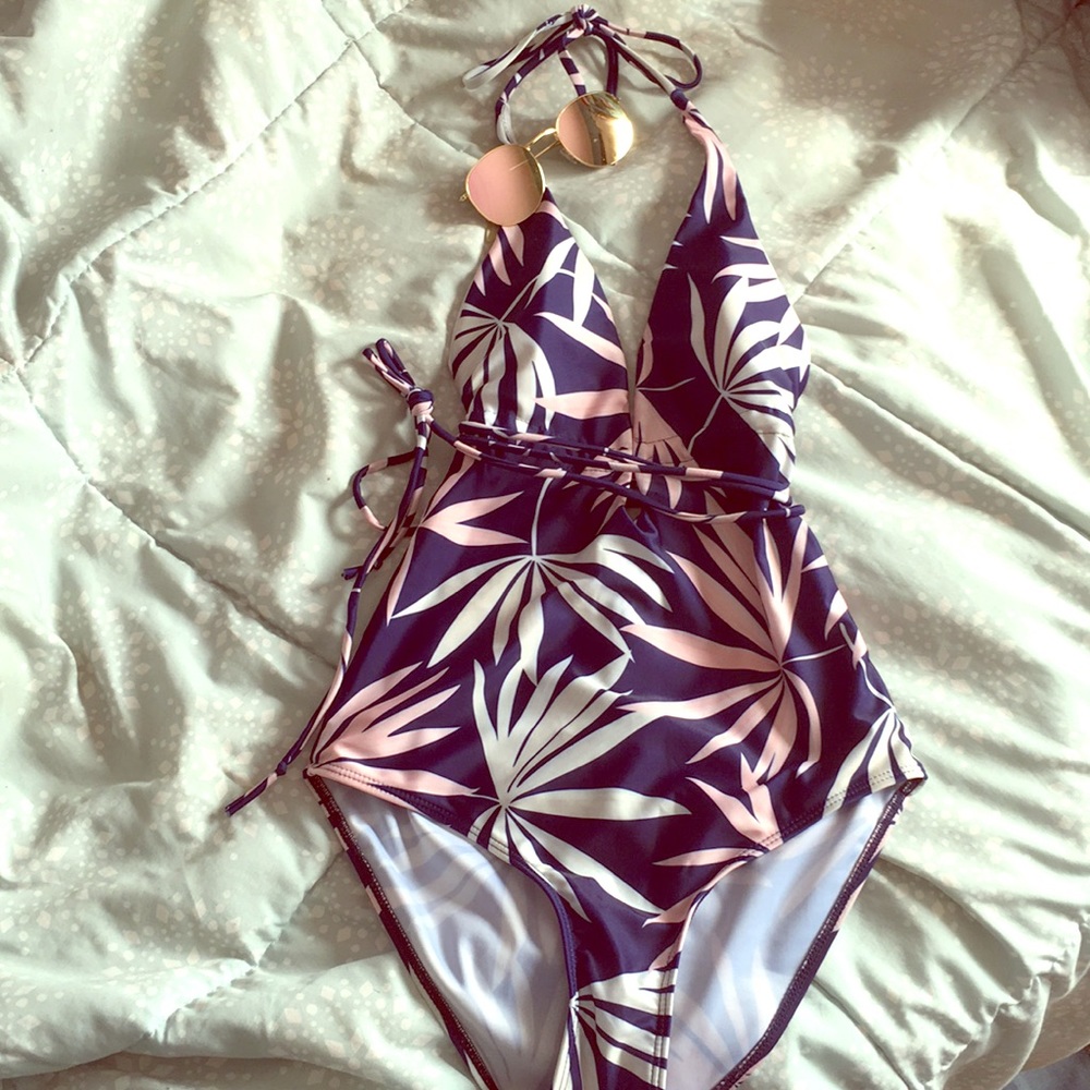 Leaf print low cut backless swimsuit